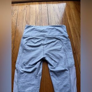 WOMEN'S ATHLETA HIGH RISE GREY/WHITE JACQUARD MESH CHAT TO TOWN CAPRI SIZE M